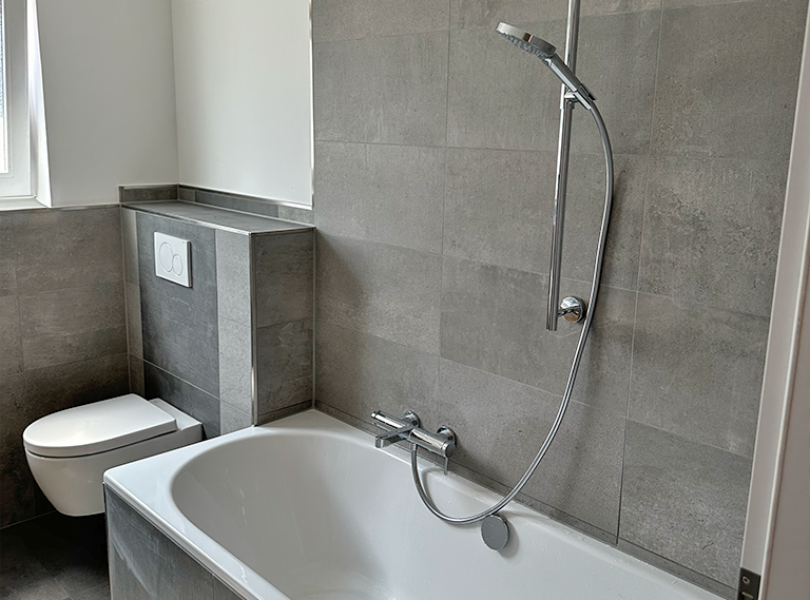 Badezimmer, Toilette und Badewanne