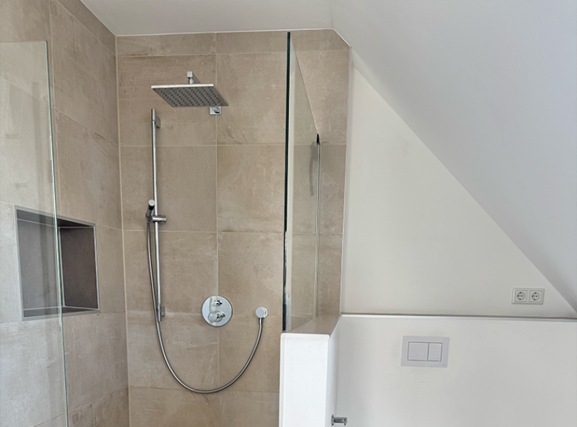 Badezimmer, Dusche und Abtrennung zur Toilette